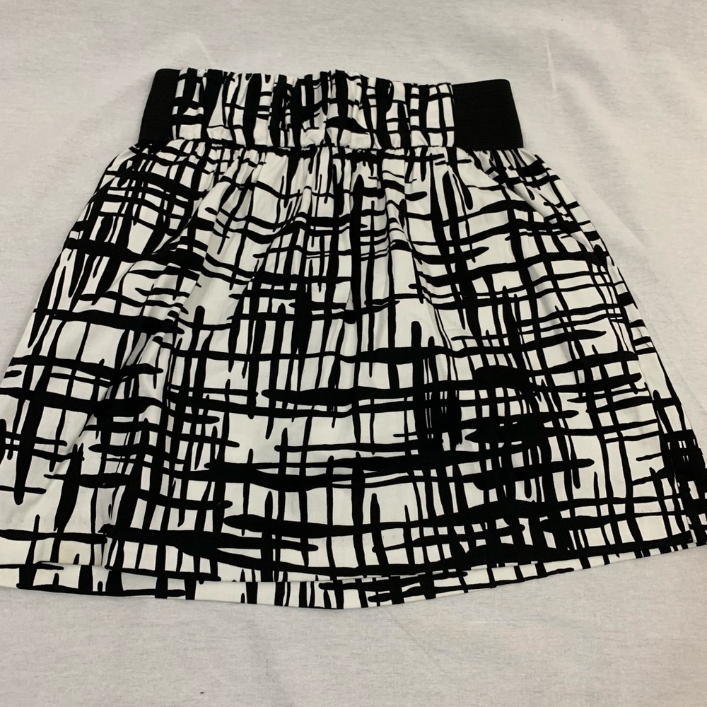 IZ buyer: Black and White Patterned Skirt